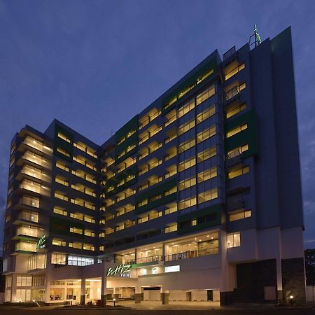 Whiz Prime Hotel Megamas Manado Ngoại thất bức ảnh