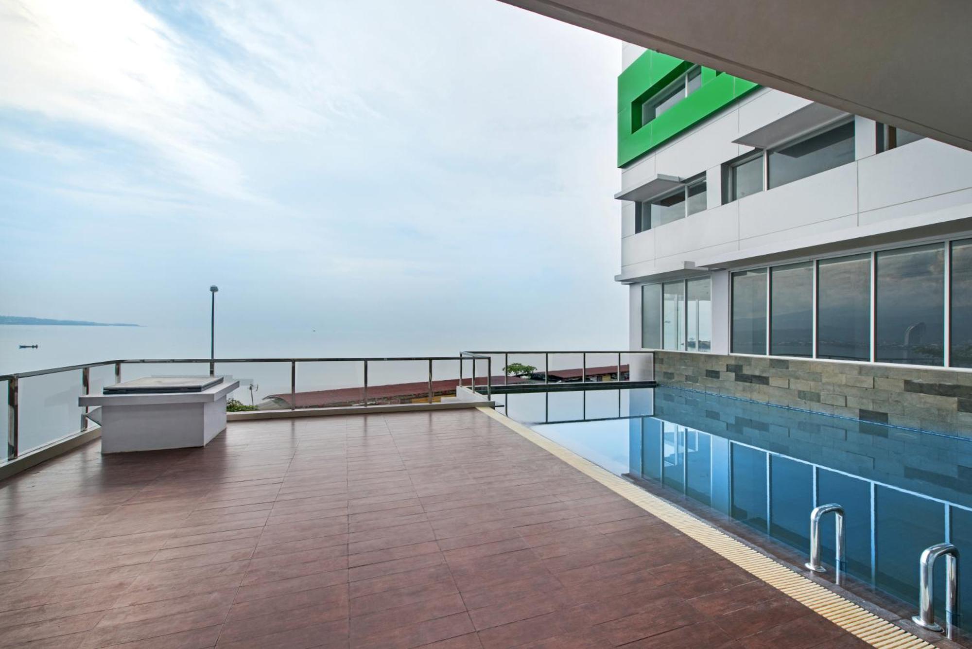 Whiz Prime Hotel Megamas Manado Ngoại thất bức ảnh