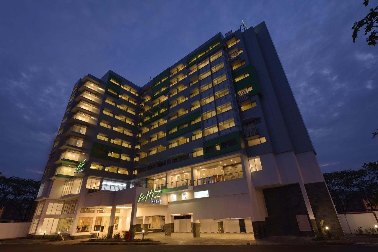 Whiz Prime Hotel Megamas Manado Ngoại thất bức ảnh