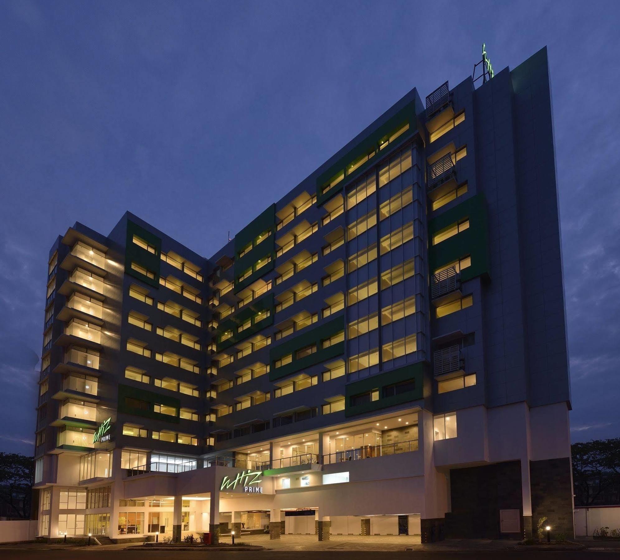 Whiz Prime Hotel Megamas Manado Ngoại thất bức ảnh