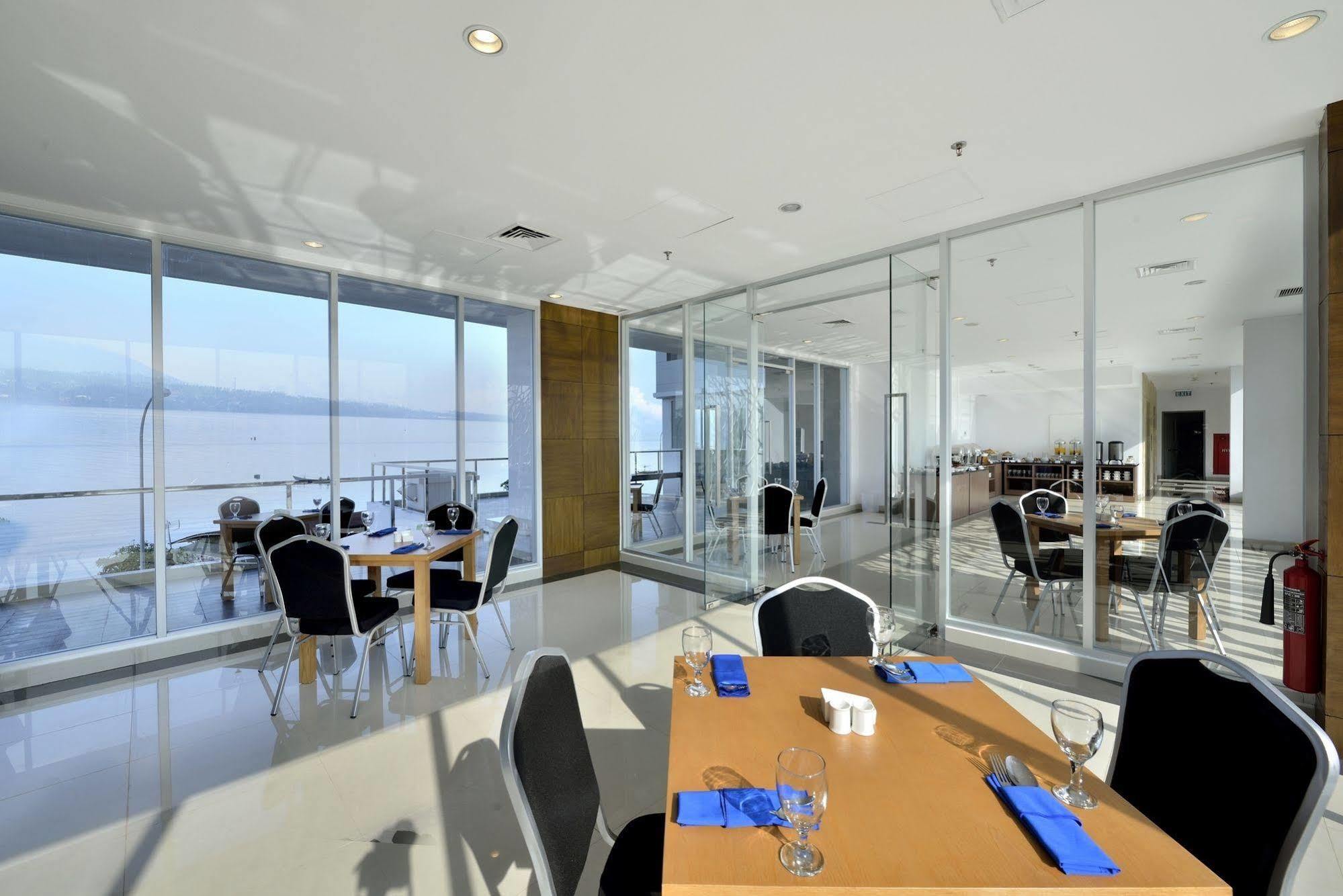 Whiz Prime Hotel Megamas Manado Ngoại thất bức ảnh