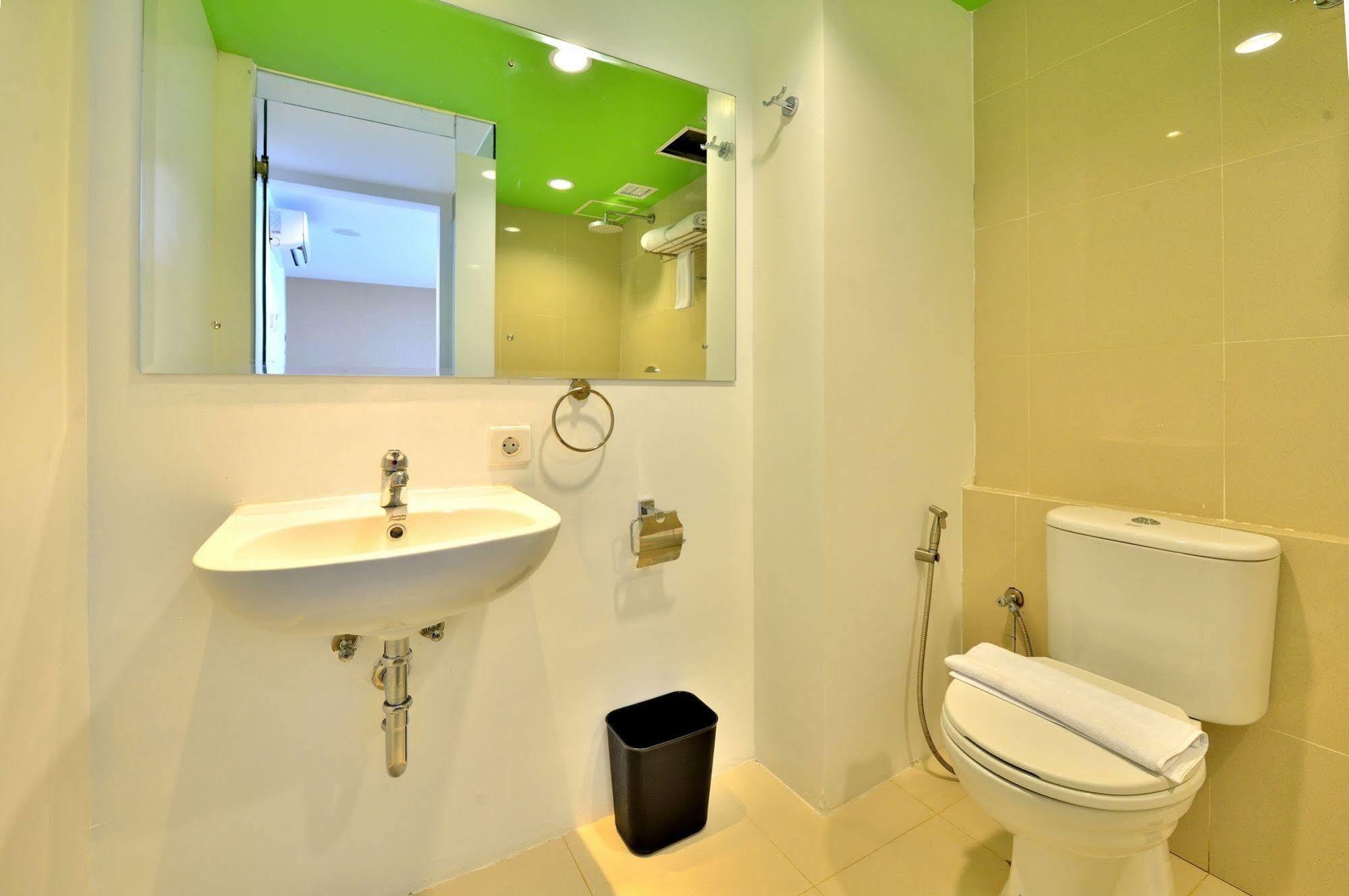 Whiz Prime Hotel Megamas Manado Ngoại thất bức ảnh