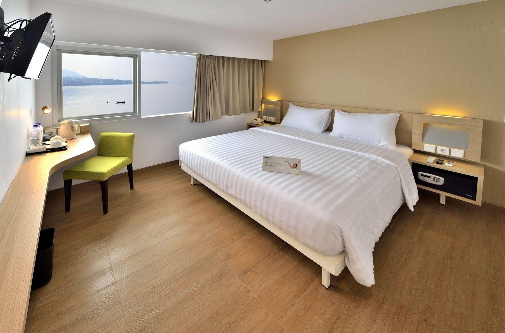 Whiz Prime Hotel Megamas Manado Ngoại thất bức ảnh
