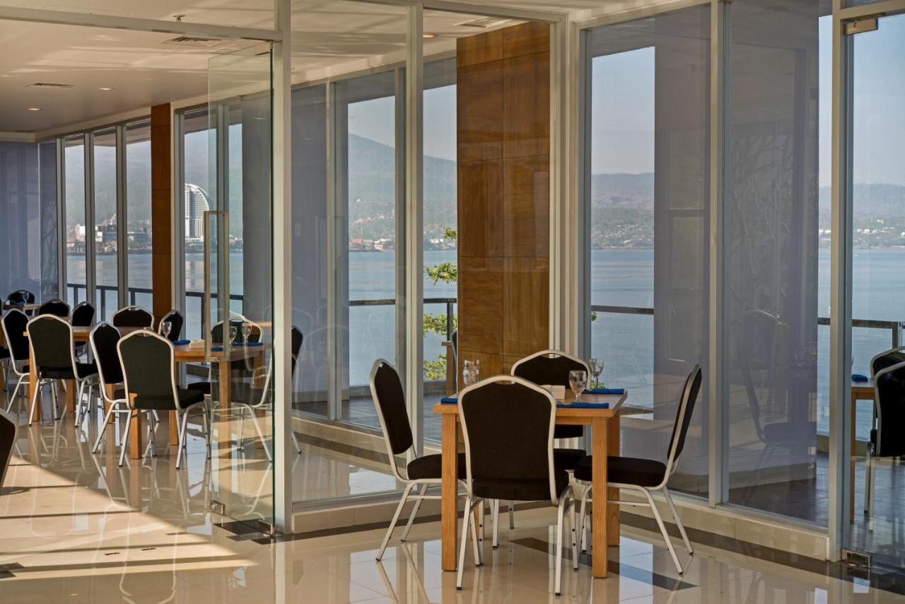 Whiz Prime Hotel Megamas Manado Ngoại thất bức ảnh