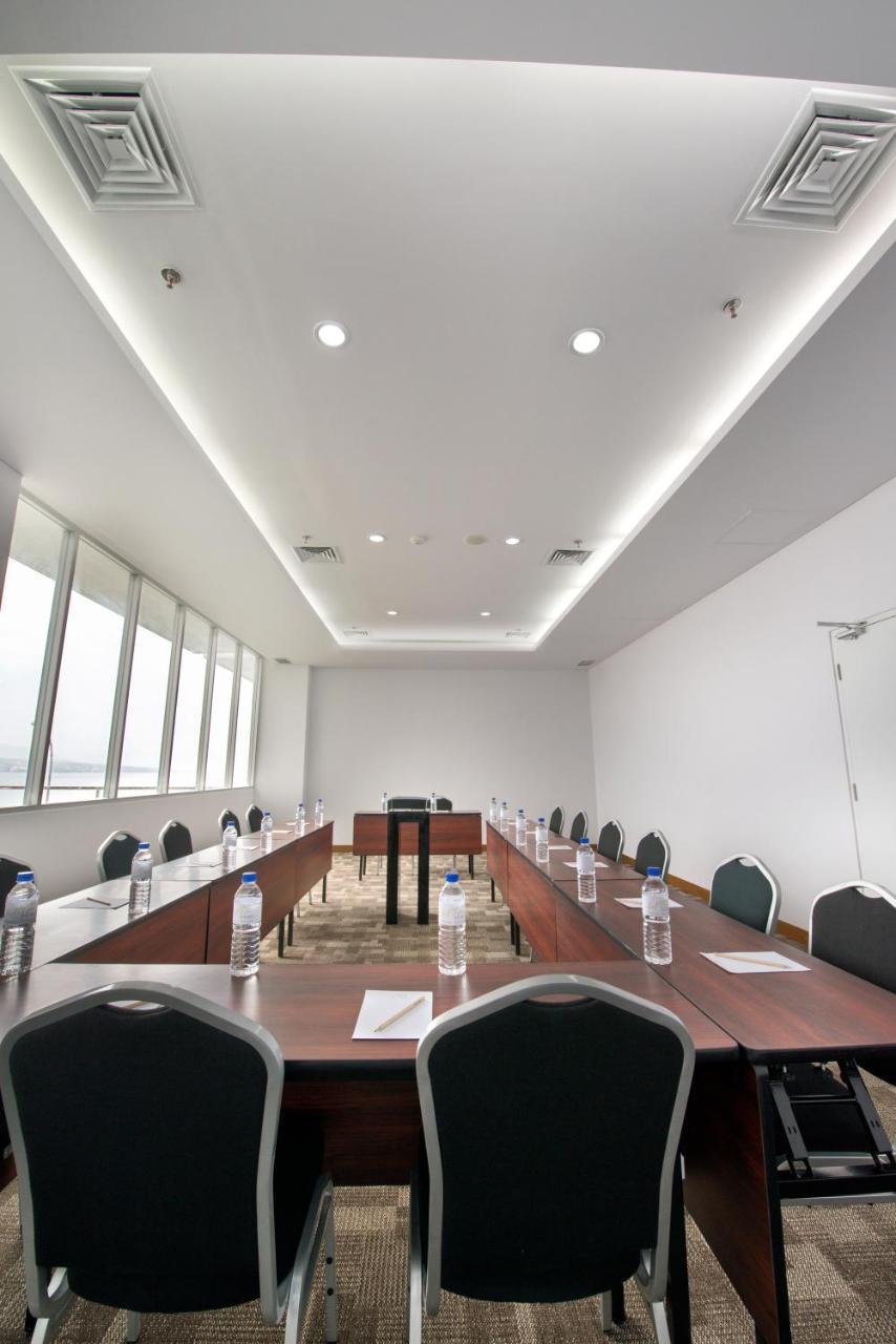 Whiz Prime Hotel Megamas Manado Ngoại thất bức ảnh