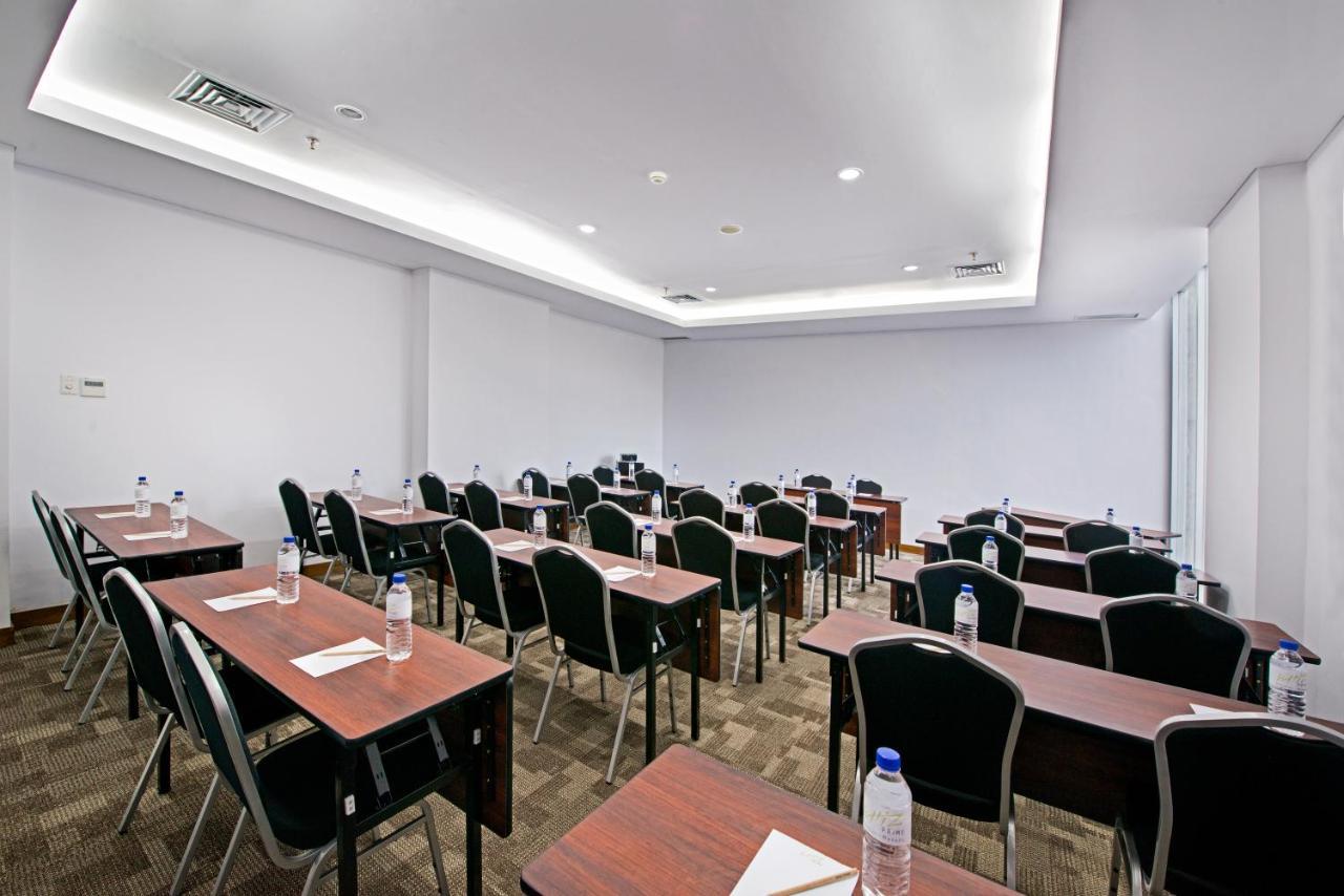 Whiz Prime Hotel Megamas Manado Ngoại thất bức ảnh