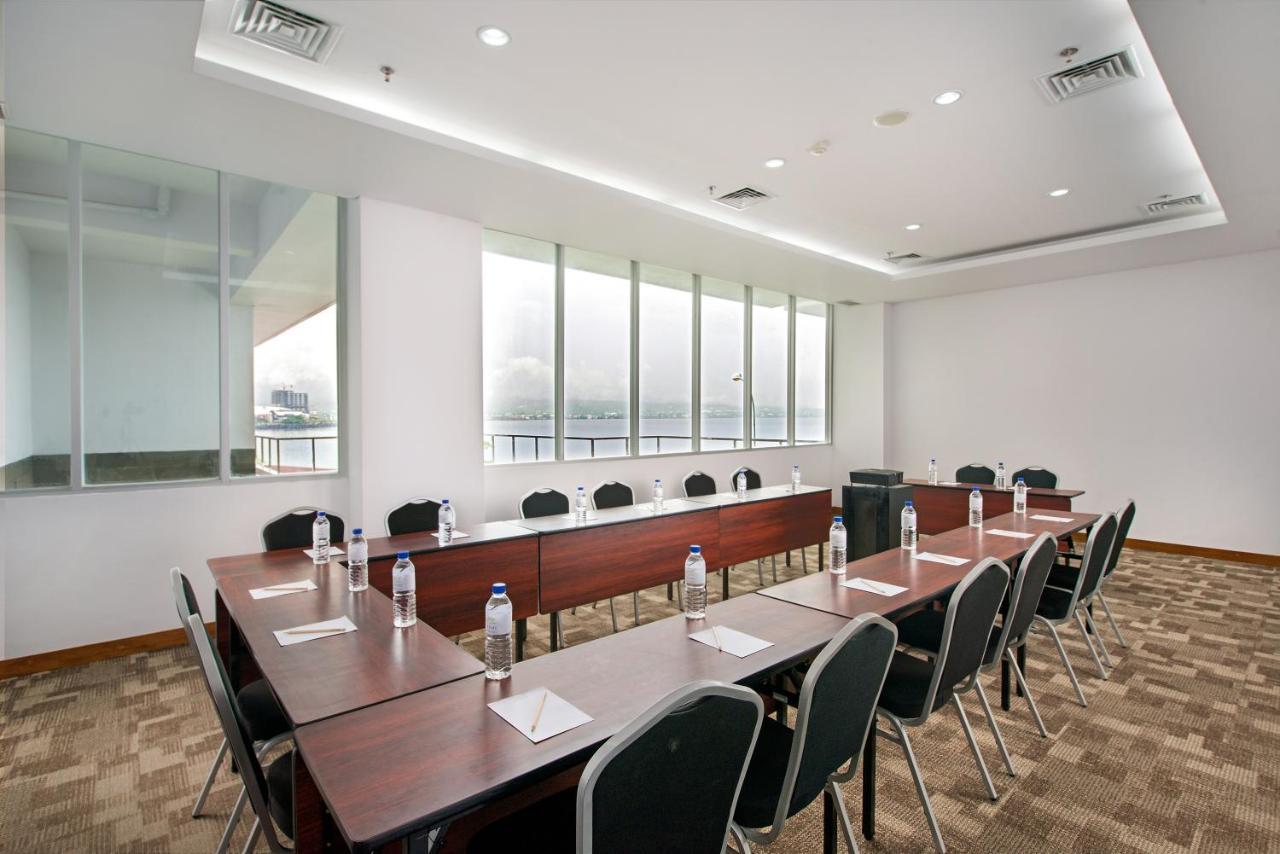 Whiz Prime Hotel Megamas Manado Ngoại thất bức ảnh