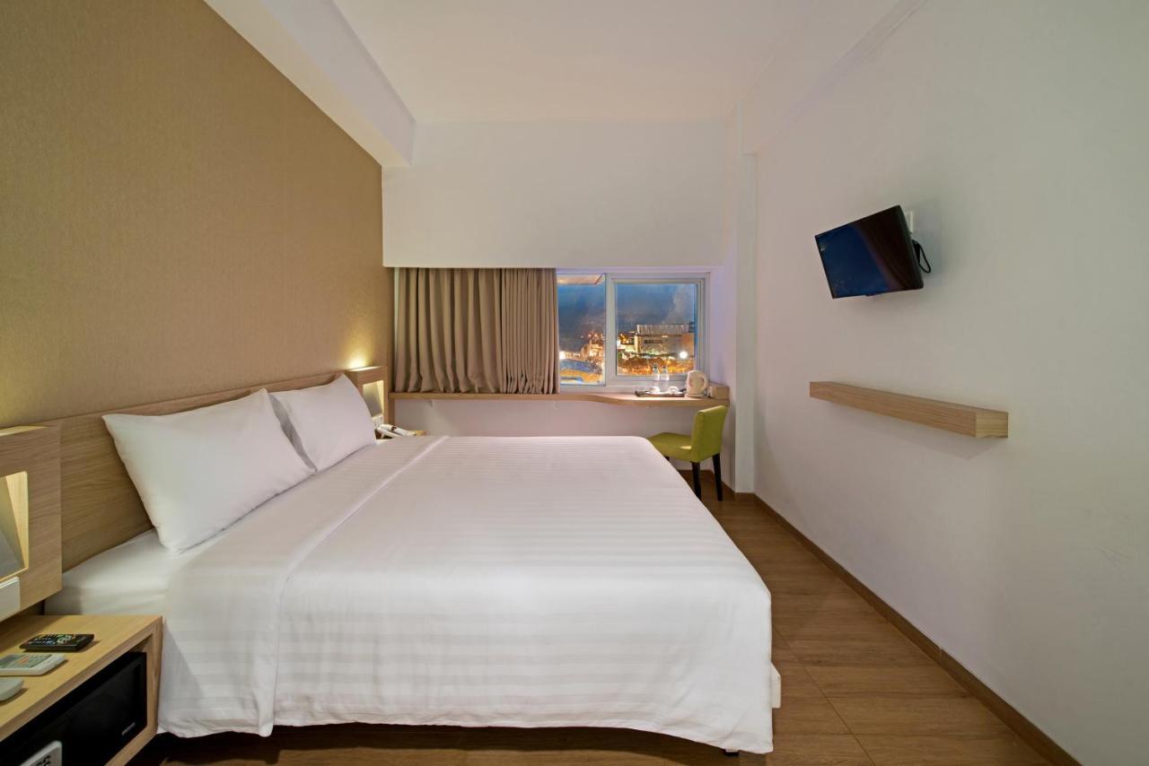 Whiz Prime Hotel Megamas Manado Ngoại thất bức ảnh
