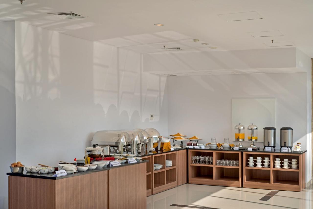 Whiz Prime Hotel Megamas Manado Ngoại thất bức ảnh