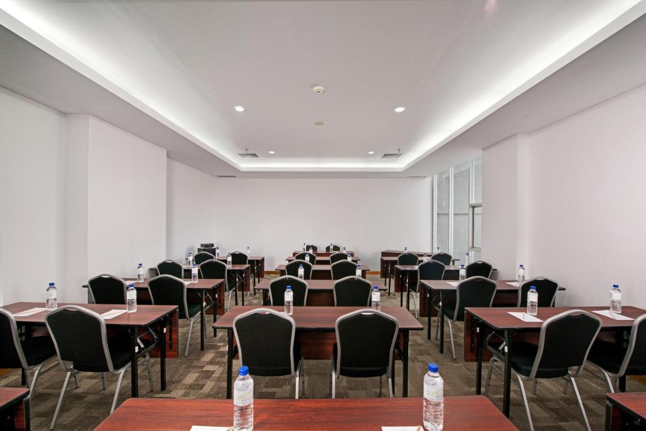 Whiz Prime Hotel Megamas Manado Ngoại thất bức ảnh
